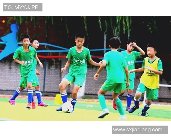 足球明星携手孩子畅谈梦想与成长的精彩瞬间